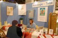 Astrologin beratet eine Kundin 2004