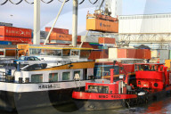 Containerverlad auf Frachtschiff