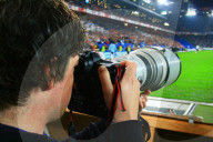 Fussballplatz  Fotograf mit Canon Kamera und Objektiv