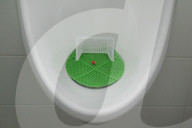 Fussballtor im Pissoir, 2004