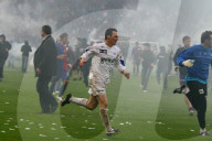 Super League 2005/06: FC Basel - FC Zürich; Steve von Bergen auf der Flucht vor basler Hooligans