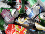 Dosenbier und Flasche im Abfall