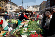 Kunden an einem Marktstand 