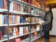 Ruestige Seniorin in Bibliothek
