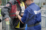 Eingangskontrolle beim Fussballspiel, 2005