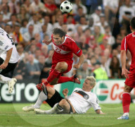 Fussball Euro 2008 Deutschland - Tuerkei Hamit Altintop gegen Bastian Schweinsteiger