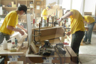 Schreinerlehrlinge an der Arbeit, 2006