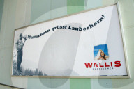 Lauberhorn-Skirennen Wengen.  Werbeplakat an einer Hauswand in Wengen.