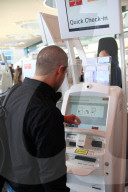 Junger Mann am E-Ticketing Automat