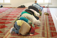 Glaeubige Muslime  in  einer Moschee,