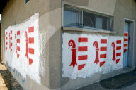 Jurawappen an einer Hausfassade