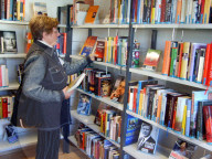 Ruestige Seniorin in Bibliothek