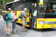 Wanderer steigen in Postauto