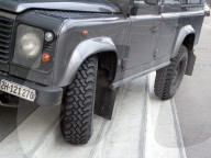 Geländewagen parkiert auf einer Treppe, 2006