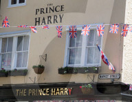 FEATURE - Royal Wedding: Kitsch und Souvenirs