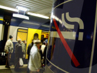 Themenbild Rauchen im Zug, Rauchen im Bahnhof, Rauchverbot, 2005