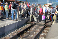 Jungfraubahn  Wanderer ueberqueren Geleise