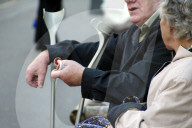 Rentner mit Krücken, 2005