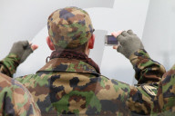 Soldat filmt mit Handy