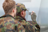 Soldat filmt mit Handy