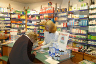 Gesundheitswesen. Sehbehinderte Rentnerin in einer Apotheke.