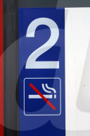 Rauchverbot-Logo an einem Bahnwagen der SBB, 2004