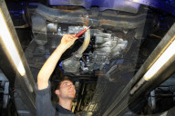 Automechaniker an der Arbeit