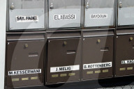 Briefkasten mit viele ausländische Namen