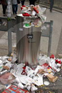 Übervoller Abfalleimer in Bern, 2004