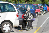 Seniorin ,Autoparkplatz