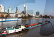 Frachtschiff auf dem Main Frankfurt 