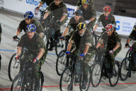 Militärradrennfahrer in voller Aktion 