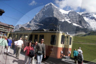 BERNER OBERLAND JUNGFRAUBAHNEN EIGER JAPANER FERIEN TOURISTEN TOURISMUS  BAHN BAHNEN BERGBAHN JUNGFRAUJOCH ZAHNRADBAHN