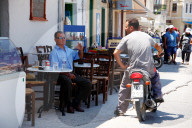 Einheimische  auf der Felsinsel Symi 