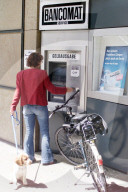 Frau mit Hund am Geldautomaten 2004