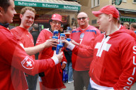 Schweizer Fussballfans mit Bierdosen
