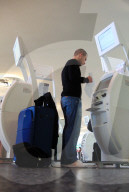 Junger Mann am E-Ticketing Automat