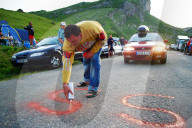 Radsport Tour de France 8. Etappe  Radsportfreunde  Sprayen einen Tag vorher auf die Strasse am Cormet de Roselend