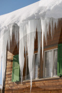 Verschneites Hausdach, Hausfassade mit Eiszapfen, 2005