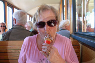 Rentnerin  schleckt  Glace