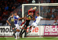 Fussball Torwart Yann Sommer befreit vor Cristian Ianu und Paulo Menezes