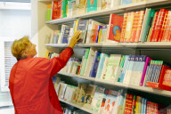 Seniorin in einer Bibliothek