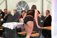 Jodlerfest Interlaken ,  Sexy Serviceangestellte bedient Jodler
