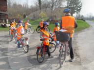 Schueler mit Velo und Schutzkleidung