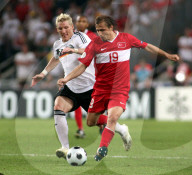 Fussball Euro 2008 Deutschland - Tuerkei Ayhan Akman gegen Bastian Schweinsteiger