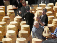 Chästeilet im Justistal: Bauern verteilen den Käse, 2005 