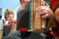 Frau  in Tracht mit Schwyzeroergeli   , Folklore Schweiz 