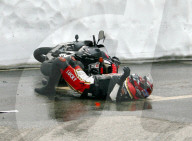 Motorradunfall am Grimselpass 2006: Motorradfahrer liegt verletzt am Boden