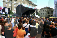 Openair Bundesplatz Zuschauer vor Buehne
