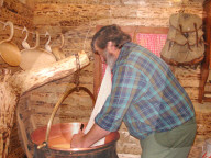 Alpkäserei, Käser beim arbeiten, 2005